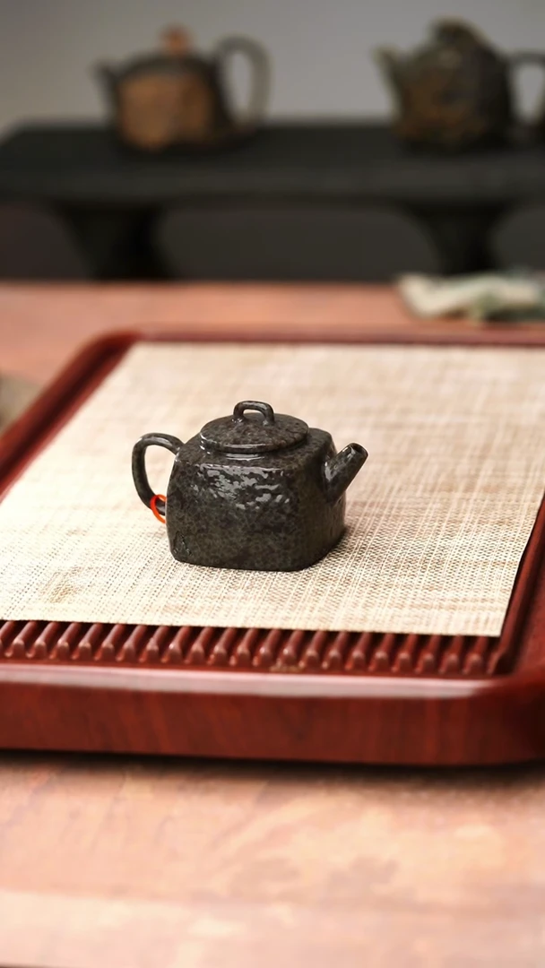 归玉堂冰碛岩重工雕刻豹纹小四方佛壶160cc