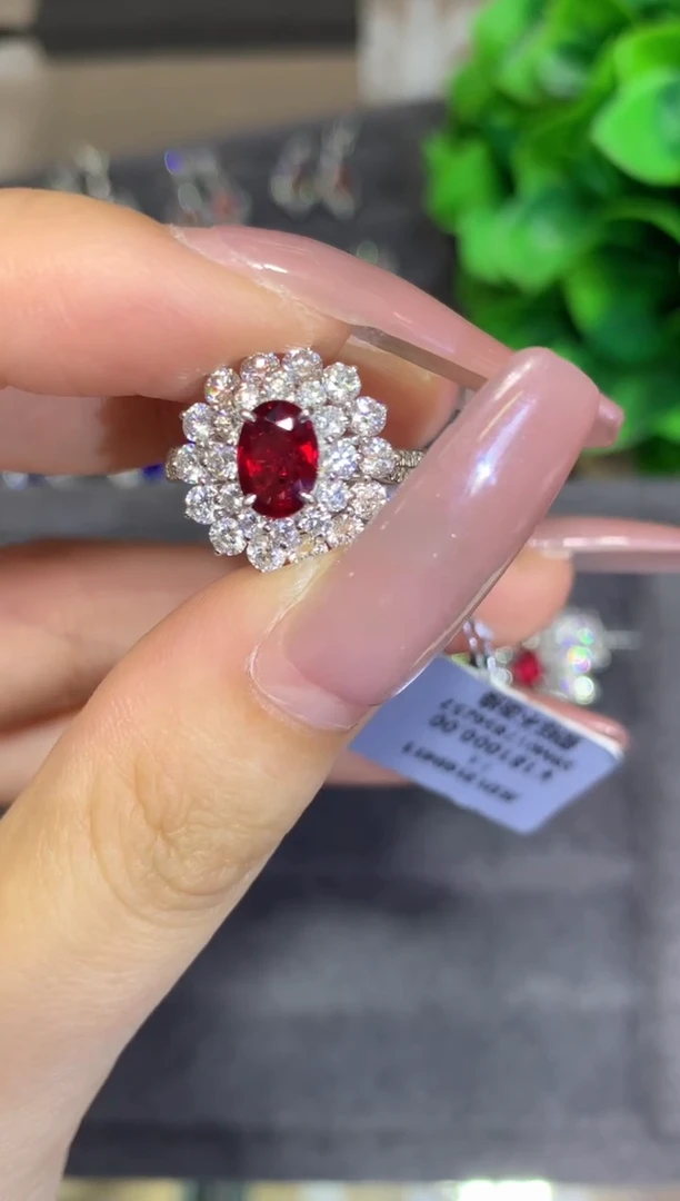 18K金镶嵌戒指红宝石以*1.02CT