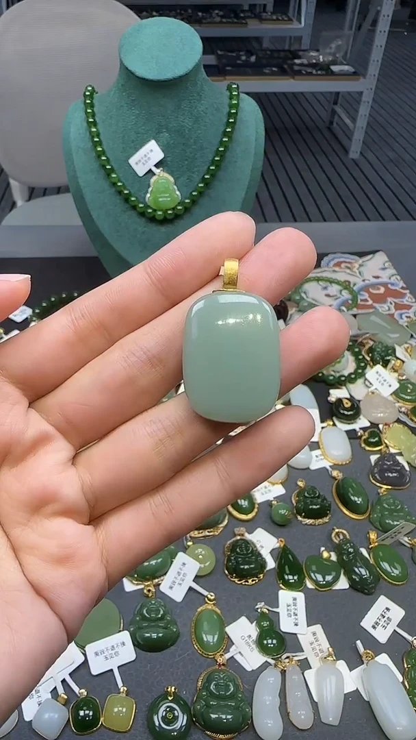18K金镶嵌和田玉挂件1