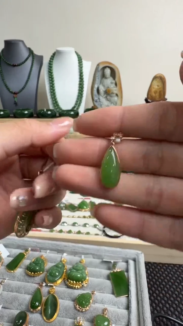 颈饰18K金镶嵌和田玉挂件