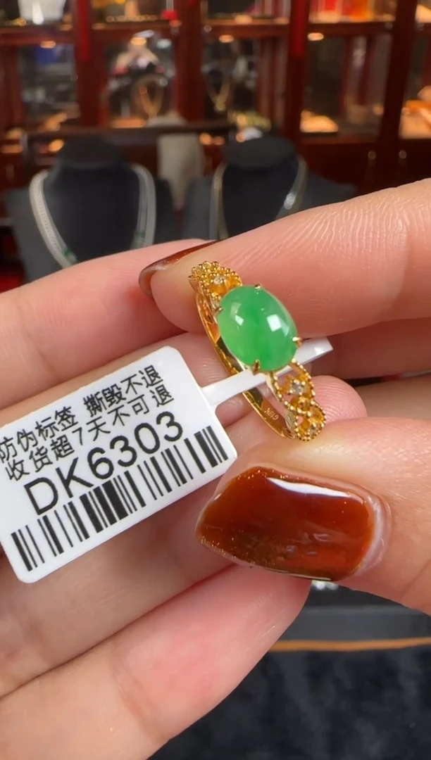 颈饰18K金镶嵌翡翠DK6303绿蛋面戒指