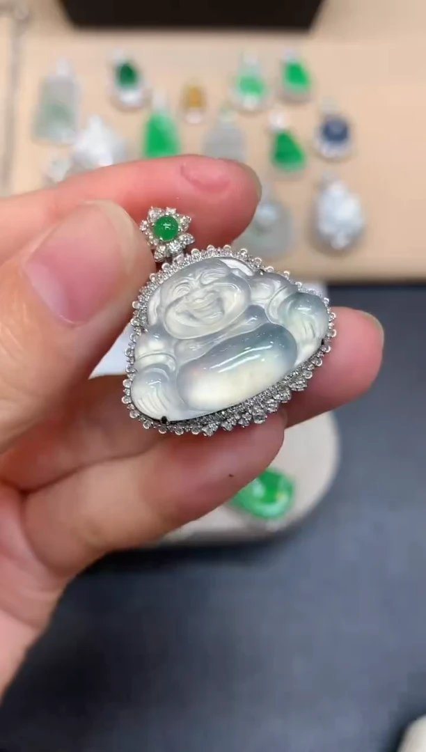 颈饰18K金镶嵌翡翠佛公【无服务费