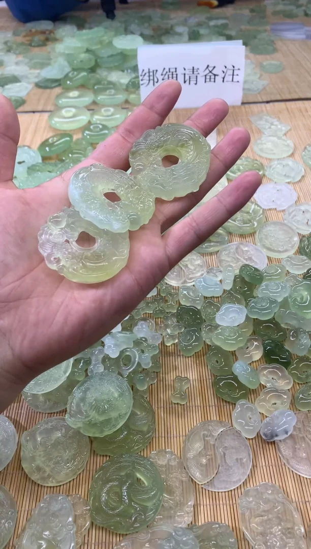 未镶嵌蛇纹石玉颈饰龙口31