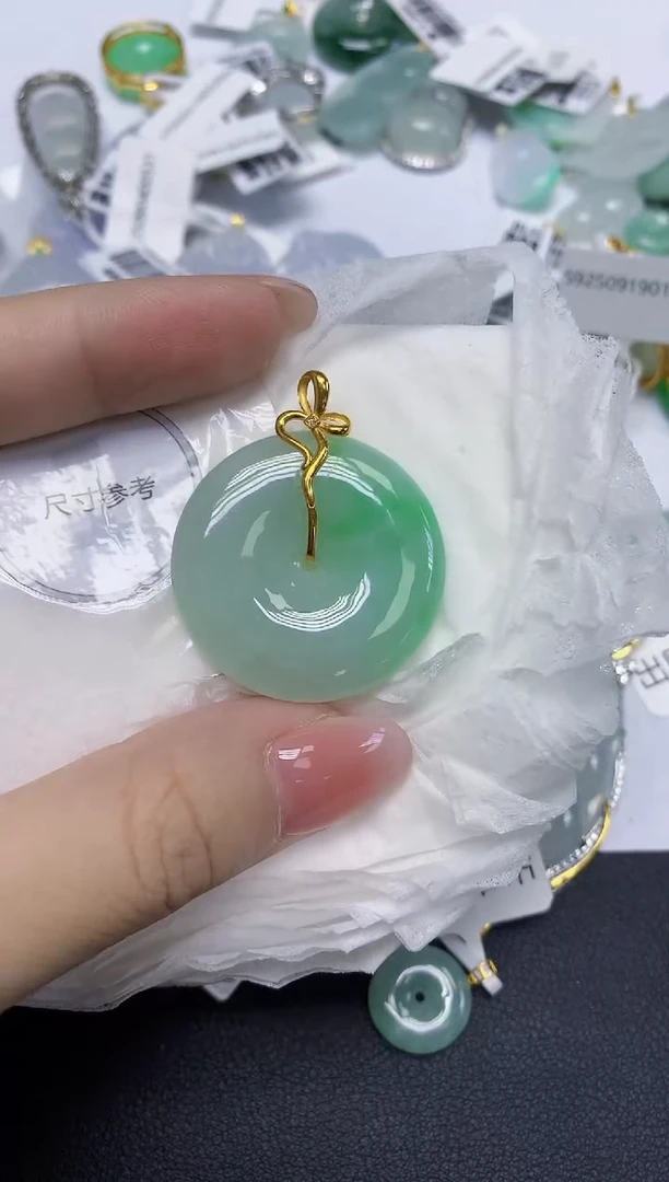 颈饰18K金镶嵌翡翠天然缅甸翡翠A货多样性发一件