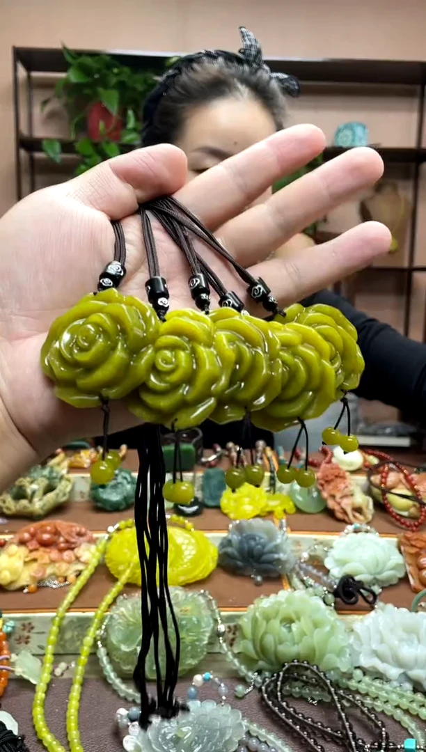 未镶嵌岫玉吊坠多样性发货发其中之一