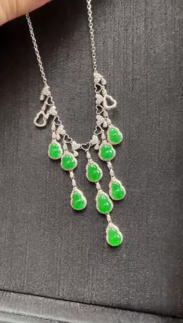 颈饰18K金镶嵌翡翠122葫芦一个