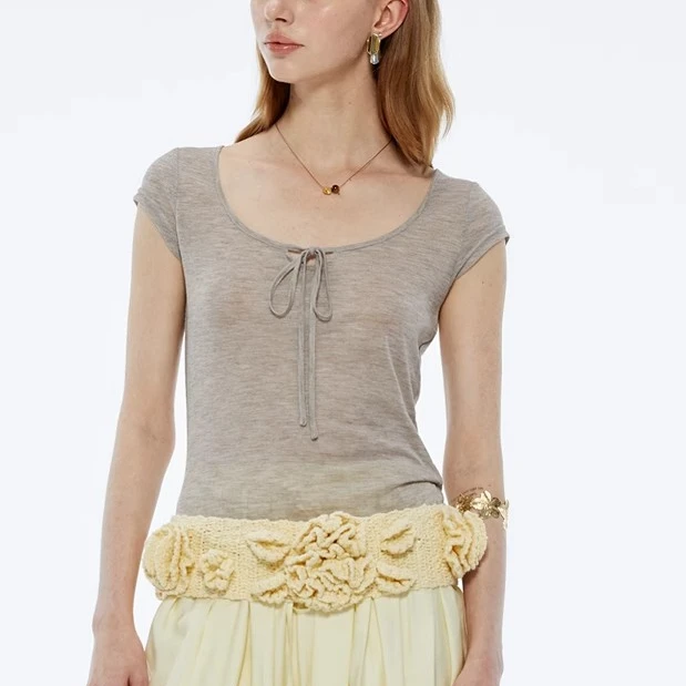 设计感系带领口夏季薄款T恤百搭U领正肩收腰修身气质柔软上衣