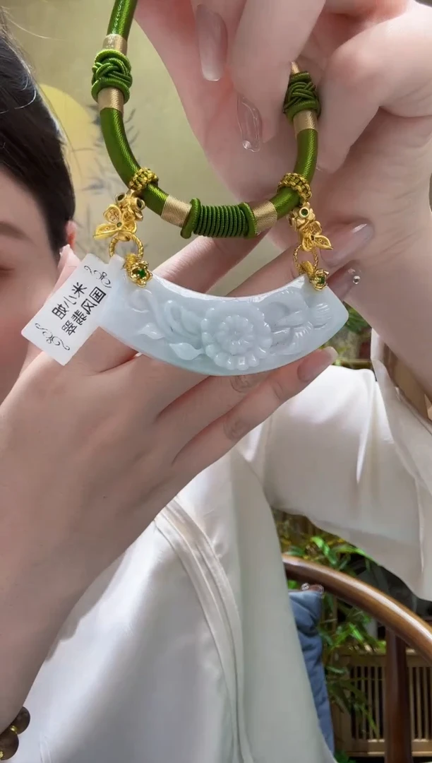 翡翠未镶嵌颈饰吊坠