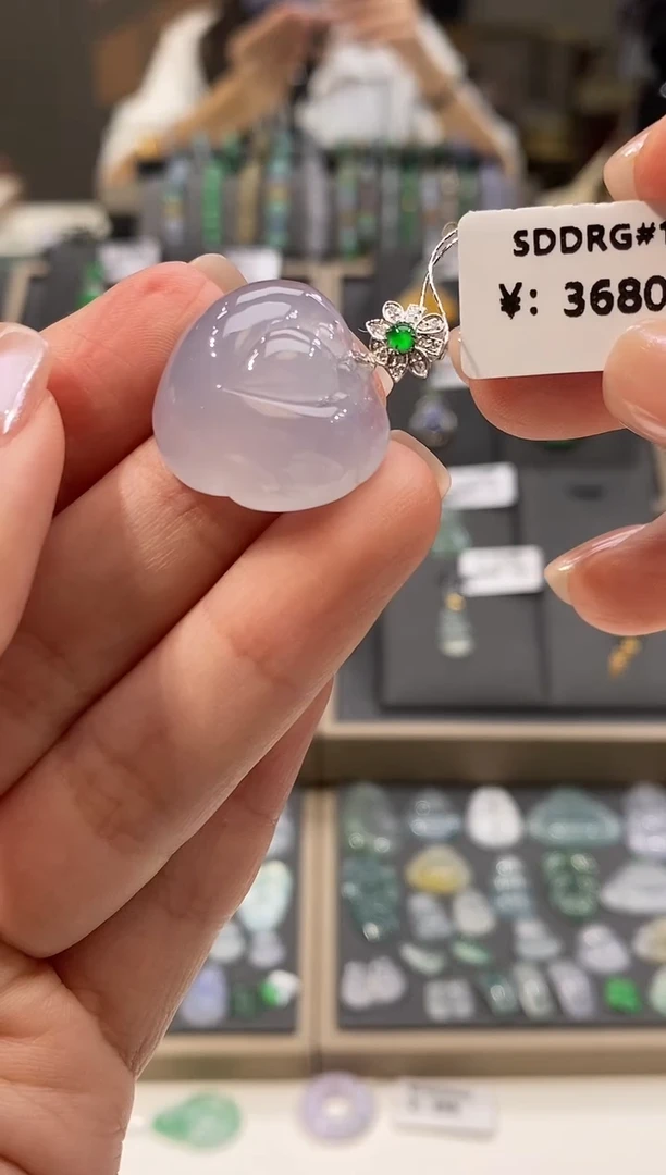 颈饰18K金镶嵌翡翠寿桃
