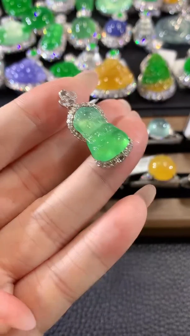 吊坠(不含链)18K金镶嵌翡翠C81