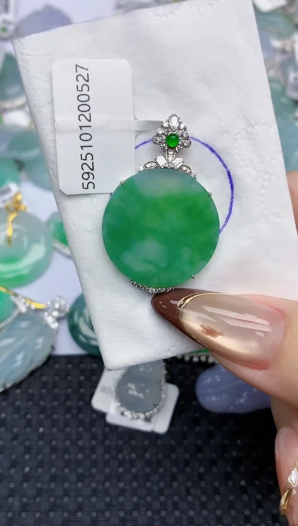 颈饰18K金镶嵌翡翠   天然翡翠A货  百元以上9米证书费自理