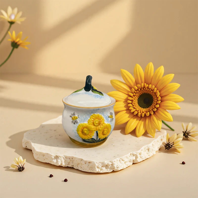 手绘陶瓷精致欧式浮雕太阳花中号带盖密封罐糖果罐