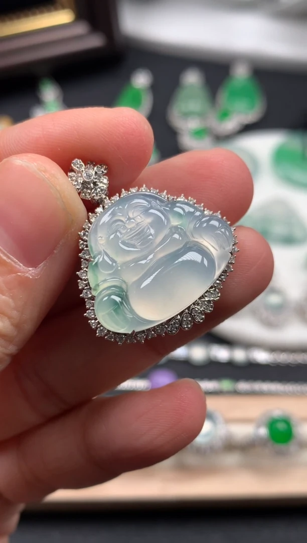 颈饰18K金镶嵌翡翠缅甸翡翠钻石镶嵌佛公