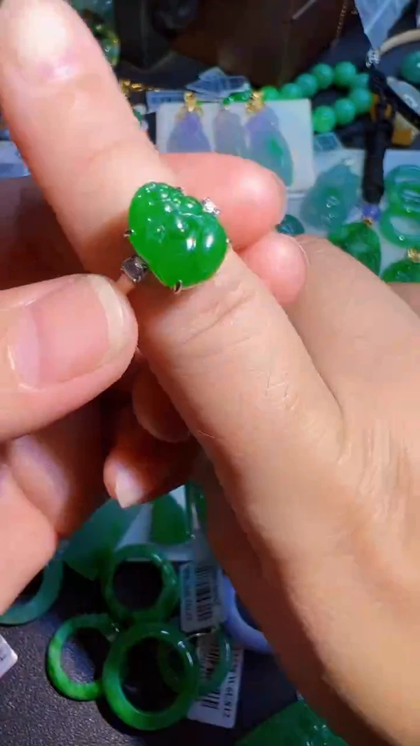 颈饰18K金镶嵌翡翠戒指