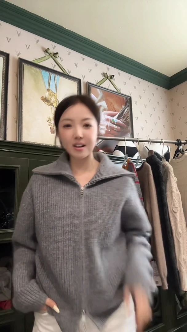 灰色大翻领拉链款羊毛衫