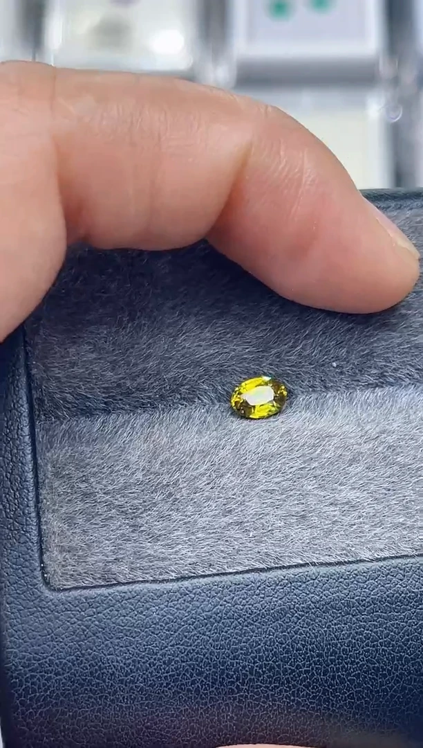 未镶嵌榍石1裸石