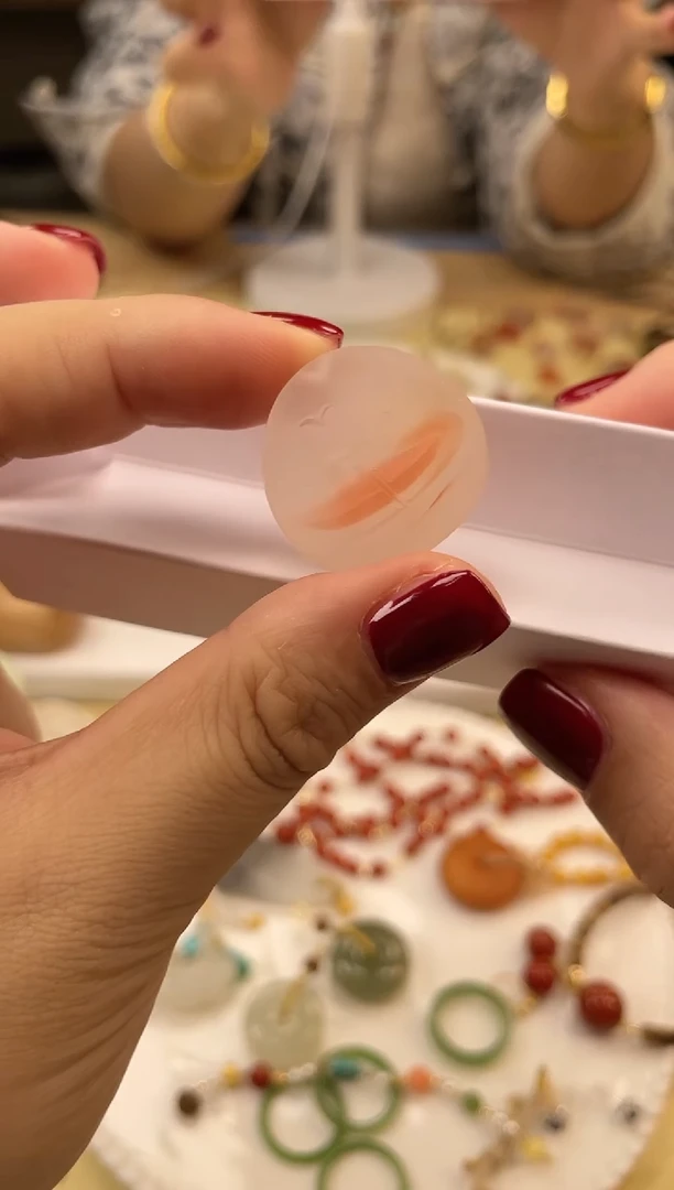 未镶嵌玛瑙/玉髓珠宝半成品冰飘南红雕刻件