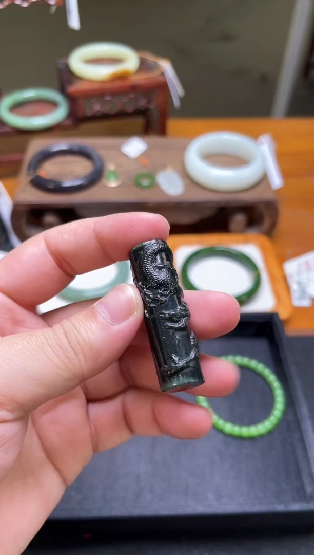 未镶嵌和田玉把件青海黑青  龙柱