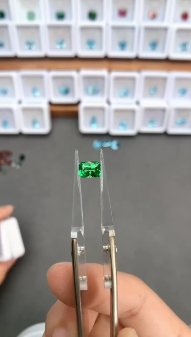 未镶嵌裸石定制石榴石1.02ct 沙弗莱