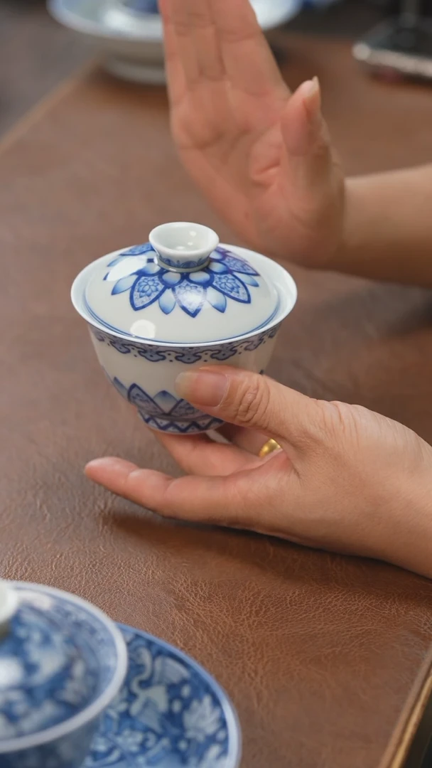 盖碗青花并蒂莲盖碗