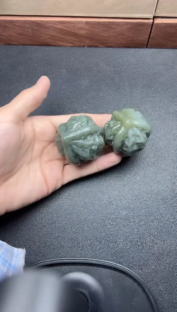 吊坠(赠链)未镶嵌和田玉且末微色差近矿核桃把件JM