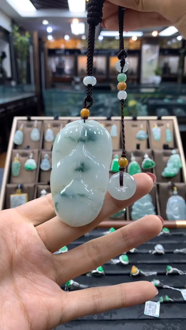 颈饰18K金镶嵌翡翠树叶