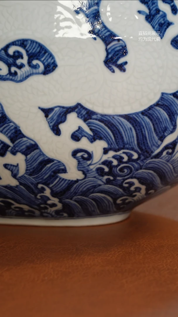 摆件手绘青花江涯海水暗刻龙纹扁瓶