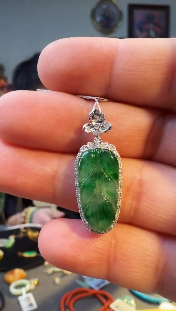 颈饰18K金镶嵌翡翠吊坠