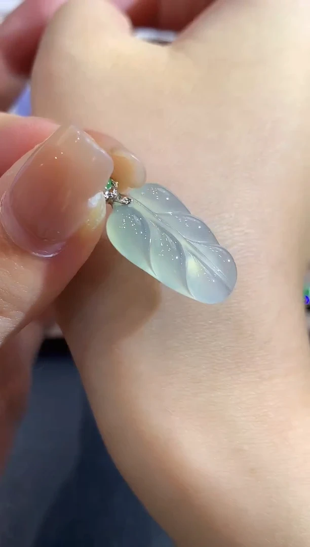 颈饰18K金镶嵌翡翠吊坠