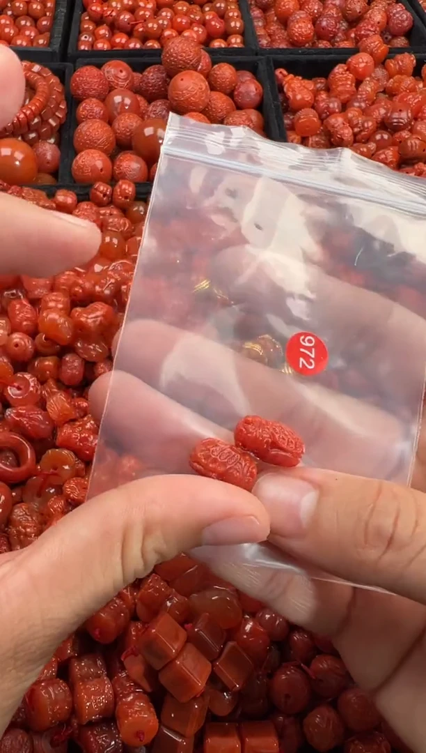 南红玛瑙未镶嵌颈饰1