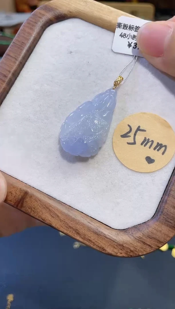 颈饰18K金镶嵌翡翠白菜