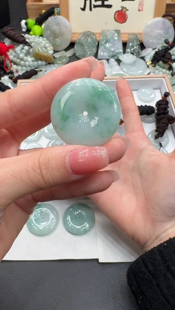 颈饰未镶嵌翡翠当****光扣子多样性发其一