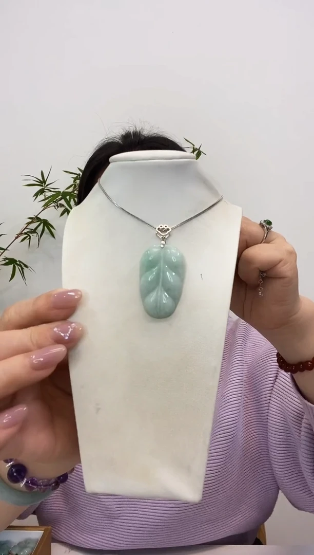【闪购商品】翡翠吊坠(赠链)未镶嵌叶子