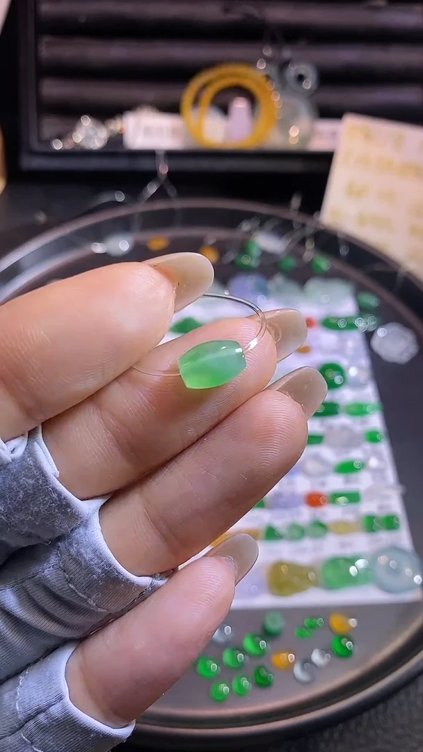 翡翠挂件未镶嵌珠子