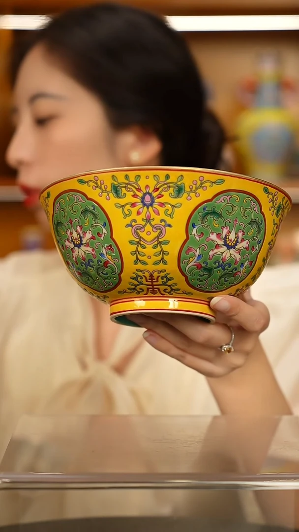 仿清乾隆瓷黄地粉彩开窗缠枝莲小碗一只
