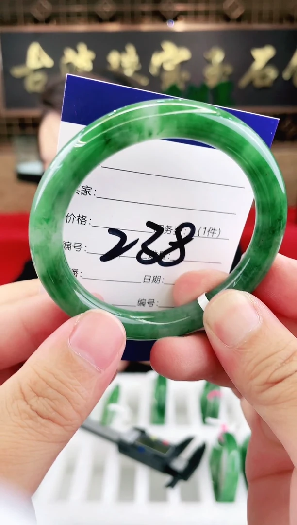 未镶嵌手镯石英质玉（非洲翠）微瑕一经发货运费不退介意勿拍