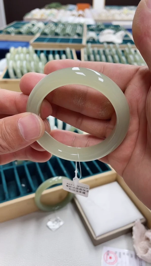 和田玉手镯未镶嵌媛***?和田玉手镯