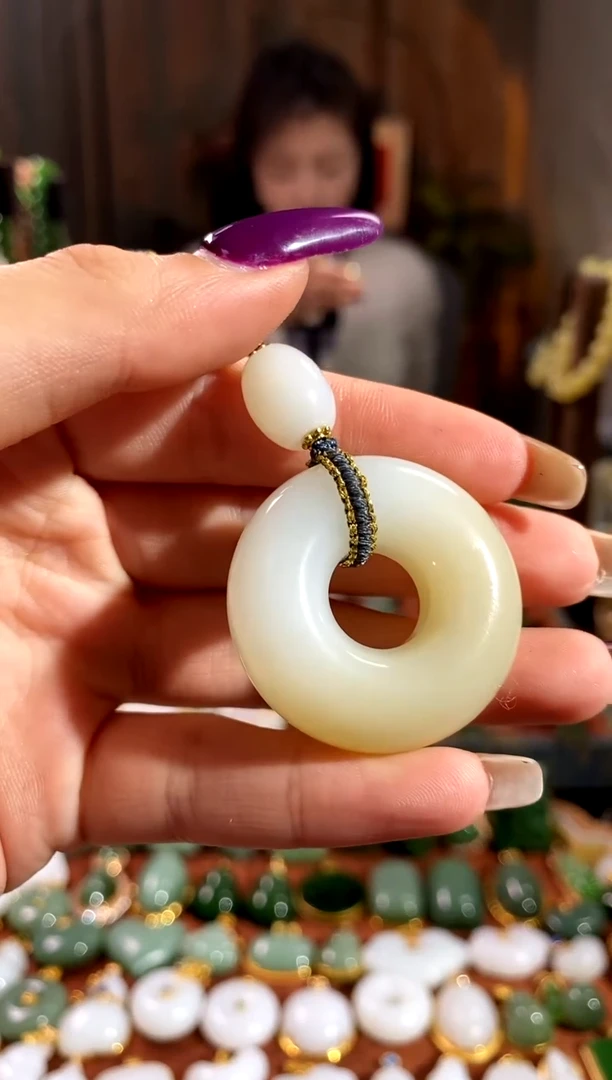 吊坠(赠链)未镶嵌和田玉.