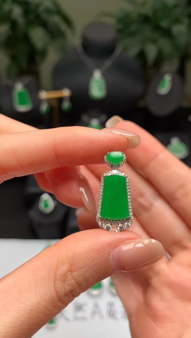 颈饰18K金镶嵌翡翠无事牌