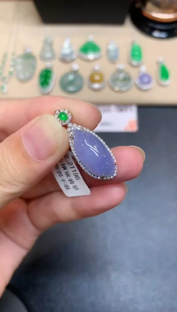 颈饰18K金镶嵌翡翠随形【无服务费