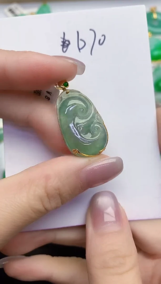 颈饰18K金镶嵌翡翠缅甸天然翡翠A货