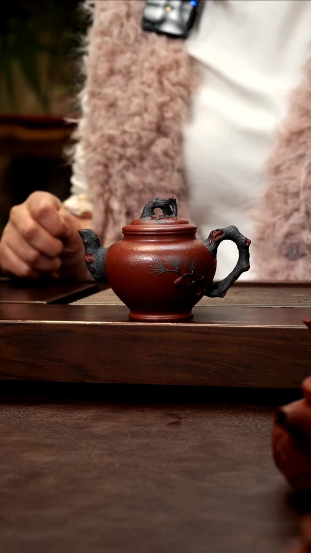 茶壶紫砂红降坡泥绘松报春160cc左右