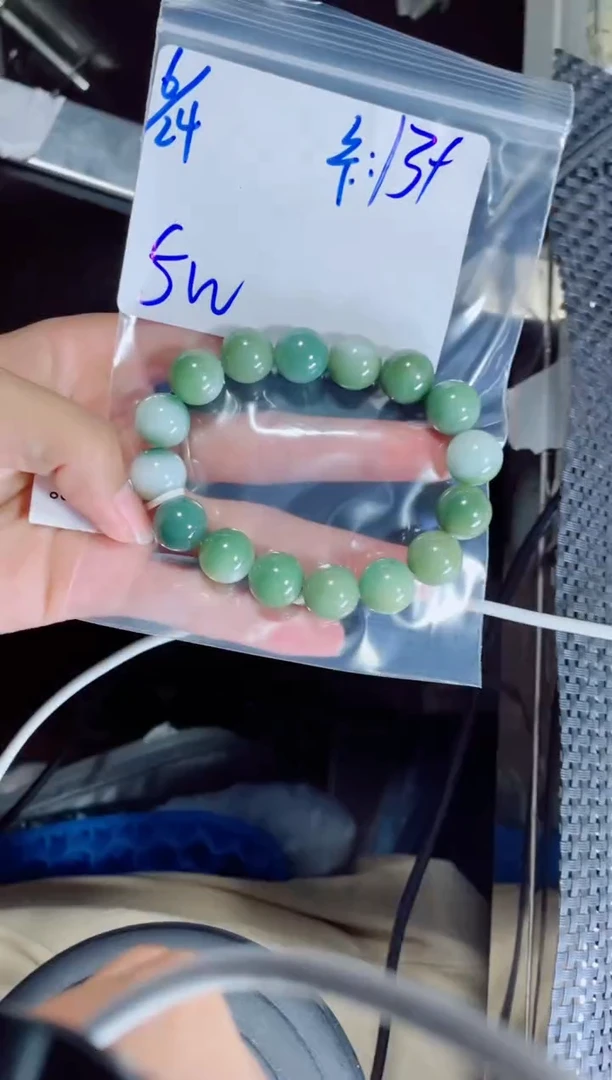 定制翡翠未镶嵌人**事珠串