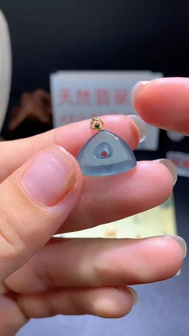 翡翠18K金镶嵌颈饰翡翠吊坠