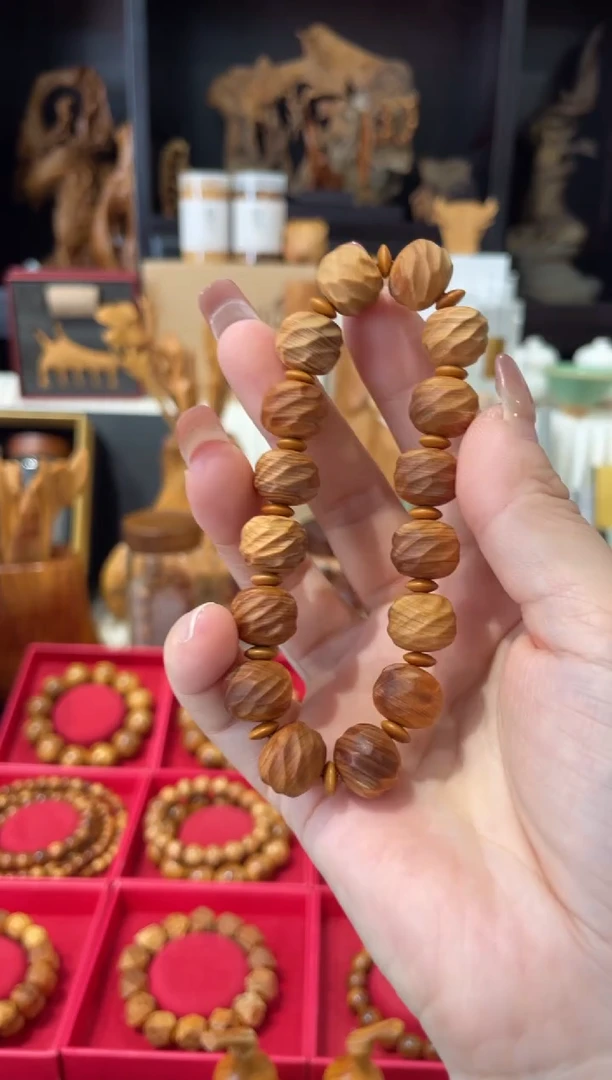 崖柏1.2云锦太行崖柏陈化料带盘玩袋手套和玻璃瓶