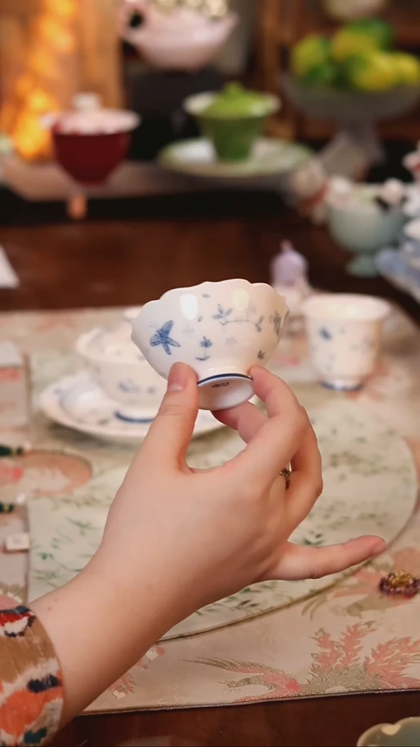 繁花绕蝶 茶杯 哈哈