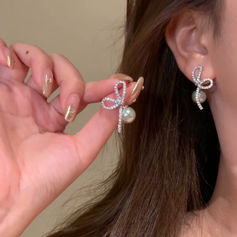 铜合金耳饰 秋冬轻奢韩系闪锆蝴蝶结珍珠耳环女气百搭质耳针耳饰