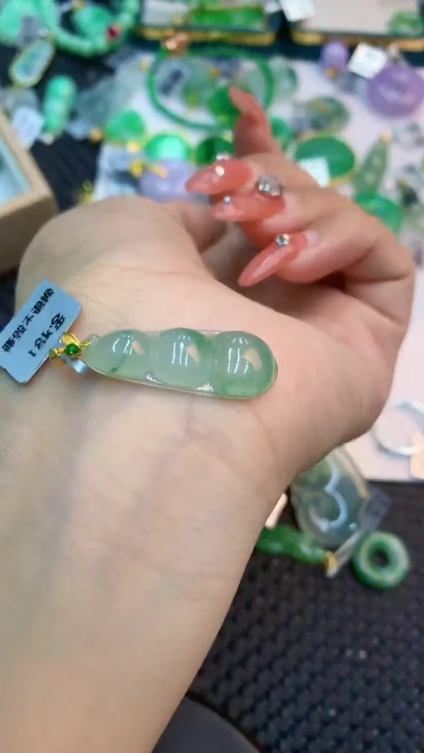 颈饰18K金镶嵌翡翠1