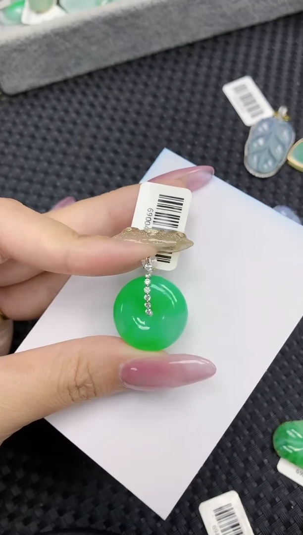 翡翠18K金镶嵌颈饰111111111