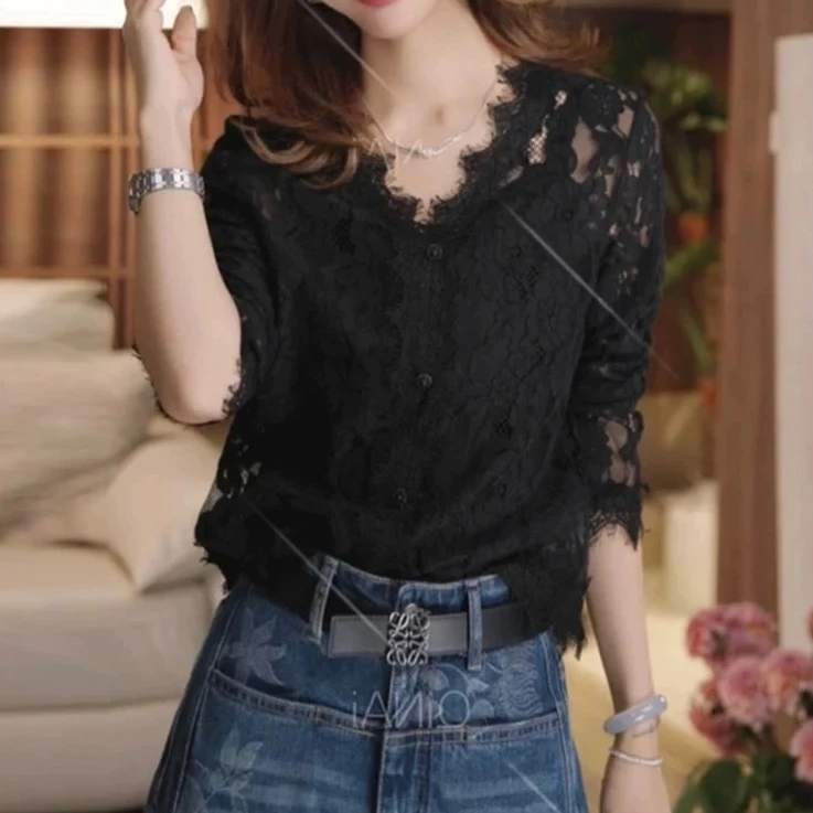 「桥湾」法式镂空气质v领蕾丝上衣QN12565